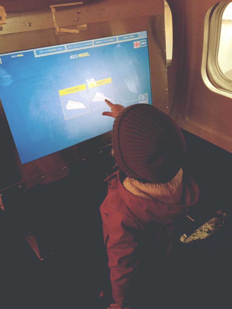 Paperplane maken op Schiphol